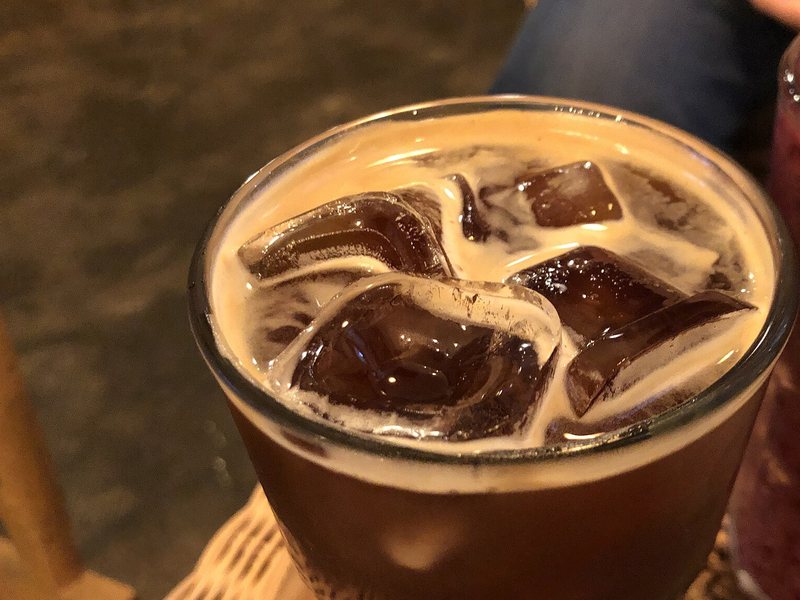 Kopi hitam dingin dengan es batu