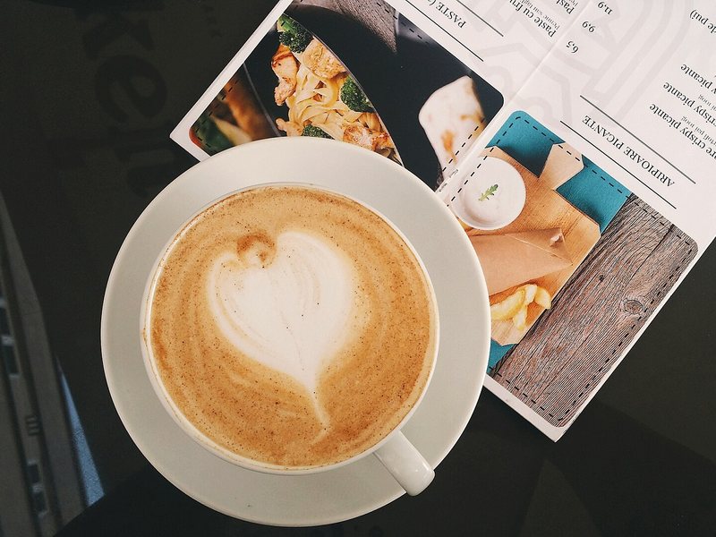 Cappuccino dengan latte art berbentuk hati