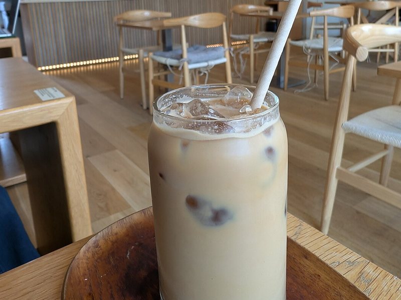 Es kopi susu dalam gelas