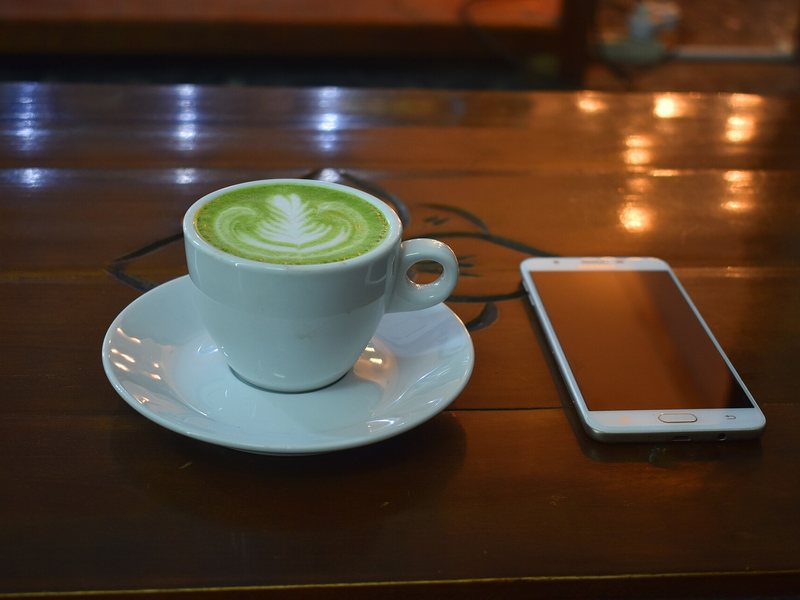 Matcha latte hijau di cangkir putih