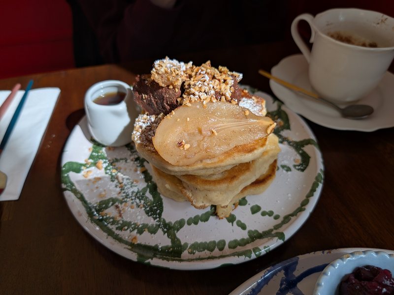 Pancake dengan cokelat dan buah